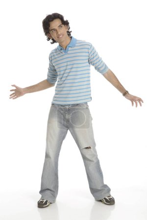 Téléchargez les photos : Adolescent garçon posant comme danse - en image libre de droit