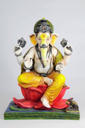Foto de Estatua de lord ganesh sentada sobre loto, India - Imagen libre de derechos