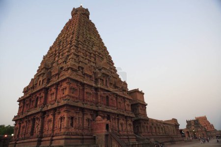 Téléchargez les photos : Coucher de soleil au temple Brihadeshwara appelé Big Temple situé à la tête du delta du fleuve Kaveri, Thanjavur, Tamil Nadu, Inde Site du patrimoine mondial de l'UNESCO - en image libre de droit