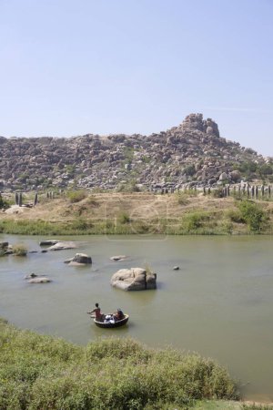 Téléchargez les photos : Rivière Tungabhadra, Pont antique, Hampi, Vijayanagara, Patrimoine mondial de l'UNESCO, Bellary, Karnataka, Inde - en image libre de droit