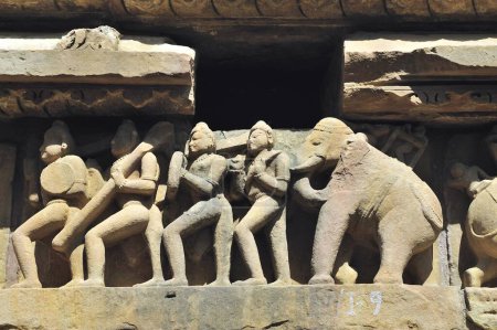 Téléchargez les photos : Khajuraho bataille scène sur lakshmana temple madhya pradesh Inde - en image libre de droit