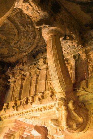 Vista de techo tallada del templo de Durga, Aihole, Karnataka, India