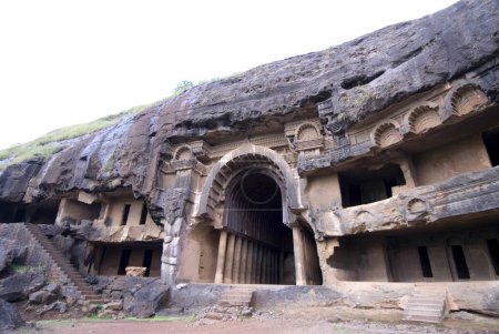 Foto de Cuevas cortadas en roca de Bhajas que datan alrededor del siglo II aC en colinas cerca de Lonavala, Maharashtra, India - Imagen libre de derechos