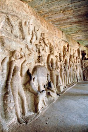 Gran bajorrelieve en la sala mandapa de Krishna levantando la colina Govardhana, Mahabalipuram, Tamil Nadu, India