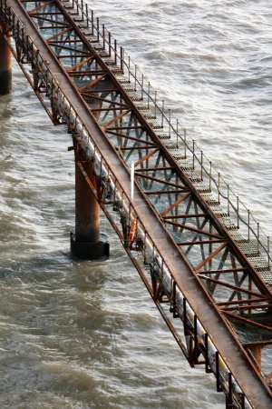 Foto de Puente temporal en el sitio de construcción del enlace del Mar de Bandra Worli en el Mar Arábigo en el suburbio occidental de Bombay ahora Mumbai, Maharashtra, India - Imagen libre de derechos