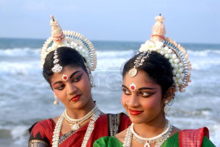 Téléchargez les photos : Danseurs exécutant la danse traditionnelle classique odissi, Konarak, Orissa, Inde - en image libre de droit