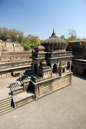 Téléchargez les photos : Chhatri fait de pierre dure ressemble à un temple au temple Maheshwar, Maheshwar, Madhya Pradesh, Inde - en image libre de droit