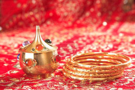 Festival indien Procession de célébration Teej pour la déesse Parvati bracelets chunari rouge et pot kumkum, Inde