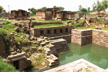 Téléchargez les photos : Temple Mallikarjuna avec puits à Aihole, Karnataka, Inde - en image libre de droit