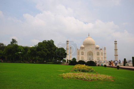 Téléchargez les photos : Taj Mahal et jardin, Agra, Uttar Pradesh, Inde - en image libre de droit