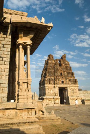 Téléchargez les photos : Bajana Mandap et tour du temple Shri Vijayavitthala à Hampi, Karnataka, Inde - en image libre de droit