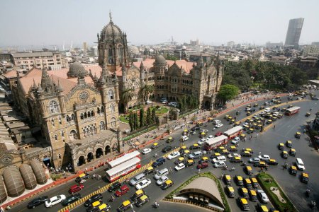 Téléchargez les photos : Trafic à l'extérieur de Victoria Terminus VT maintenant Chhatrapati Shivaji Terminus CST à Bombay Mumbai, Maharashtra, Inde Patrimoine mondial de l'UNESCO - en image libre de droit