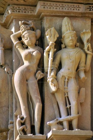 shiva und apsara an der Wand des kandariya mahadeva Tempels Khajuraho madhya pradesh india