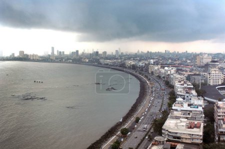 Téléchargez les photos : Nuage de mousson au-dessus du collier reine Marine drive, Bombay Mumbai, Maharashtra, Inde - en image libre de droit