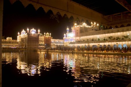 Erleuchtetes Harimandir Sahib swarn mandir oder goldene Tempelreflexion im Teich, Amritsar, Punjab, Indien