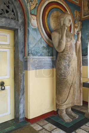 Foto de Estatua de Buda en el sitio de patrimonio mundial, ciudad sagrada de Anuradhapura, Sri Lanka - Imagen libre de derechos