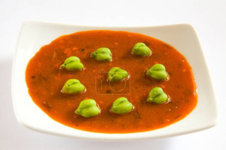 Cocina, garbanzos verdes frescos con el curry rojo hara chana cicer arietinum