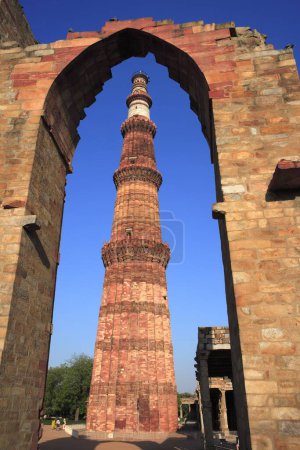 Téléchargez les photos : Qutab Minar par arche construite en 1311 tour de grès rouge, art indo-musulman, sultanat de Delhi, Delhi, Inde Site du patrimoine mondial de l'UNESCO - en image libre de droit
