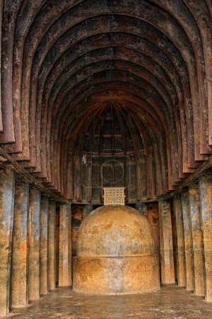 Téléchargez les photos : Stupa bouddhiste et piliers dans les grottes de Bhaja au 2ème siècle B.C. , Lonavala, Maharashtra, Inde - en image libre de droit
