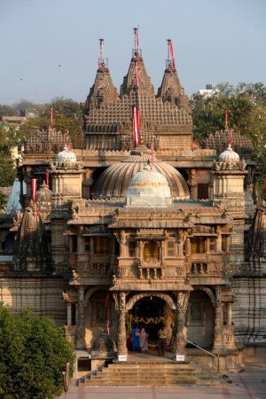 Téléchargez les photos : Temple Hatheesing construit en 1850 après JC dédié à quinze dharmanath promoteur Jain situé à l'extérieur de Delhi Gate à Ahmedabad dans le Gujarat, en Inde - en image libre de droit