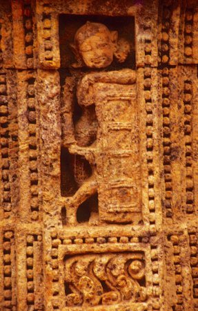 Téléchargez les photos : Preshita Vatrika du poète Kalidas au Maghdutam épique d'attendre la sculpture immortelle Yakshini très arrière au temple Konarak Sun, Orissa, Inde - en image libre de droit