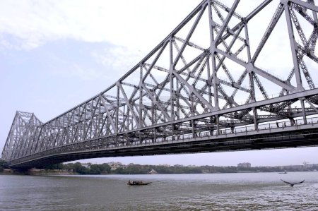 Téléchargez les photos : Howrah mariée plus grand pont en porte-à-faux au-dessus de Hooween rivière, Calcutta, Bengale occidental, Inde - en image libre de droit