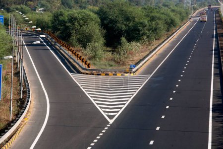 Autoroute express Ahmedabad Vadodra dans le Gujarat, Inde