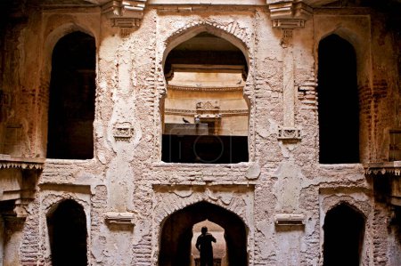 Adalaj Vava paso bien maravilla arquitectónica construida por la reina Rudabai Patrimonio sitio mantenido por el Departamento Arqueológico, Ahmedabad, Gujarat, India