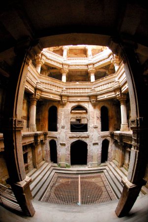 Drains souterrains archéologiques et historiques à stockage multiple Stapes Well Adalaj Vaw Bu, Gujarat, Inde