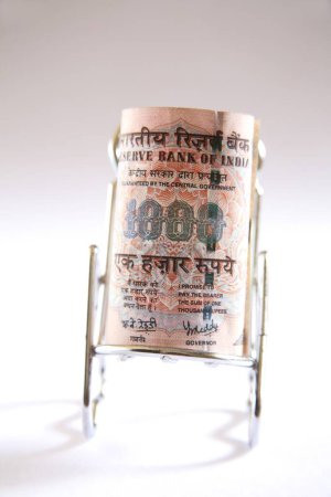 Téléchargez les photos : Concept, monnaie indienne mille roupies sur chaise relax en acier inoxydable - en image libre de droit