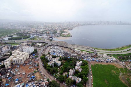 Foto de Vista aérea del arroyo bandra mahim con el horizonte de Bombay Mumbai, Maharashtra, India - Imagen libre de derechos