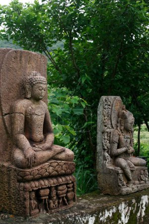 Foto de Estatua arruinada de Buda en el sitio excavado patrimonio Buda, Ratnagiri, Orissa, India - Imagen libre de derechos