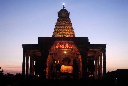 Téléchargez les photos : Coucher de soleil avec le temple illuminé Brihadeshwara et Nandi Mandapam, Thanjavur, Tamil Nadu, Inde Patrimoine mondial de l'UNESCO - en image libre de droit