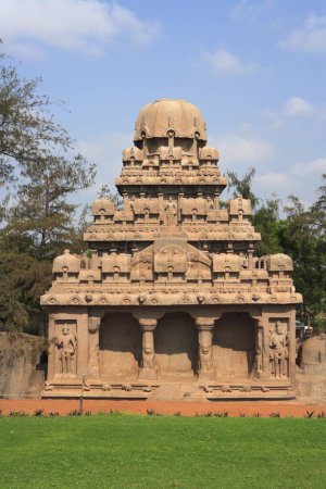 Téléchargez les photos : Dharmaraja Ratha et Pancha Rathas ont sculpté des temples de sculpture de roche monolithe, Mahabalipuram, district de Chengalpattu, Tamil Nadu, Inde Patrimoine mondial de l'UNESCO - en image libre de droit