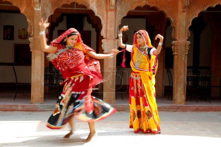 Téléchargez les photos : Femmes Rajasthan dansant des fantômes à haveli, Rajasthan, Inde - en image libre de droit