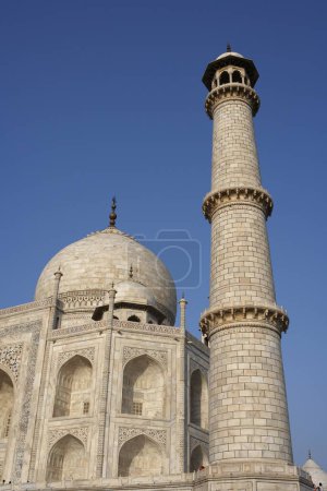 Téléchargez les photos : Vue sur le Minaret avec Taj Mahal Septième merveilles du monde, Agra, Uttar Pradesh, Inde Patrimoine mondial de l'UNESCO - en image libre de droit