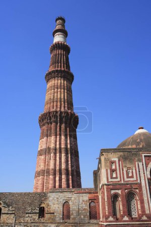 Téléchargez les photos : Qutab Minar et Alai Darwaza construits en 1311 tour de grès rouge, Delhi, Inde Patrimoine mondial de l'UNESCO - en image libre de droit