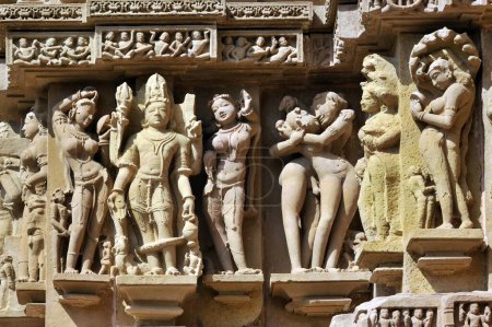Téléchargez les photos : Khajuraho mithuna couples sur le mur du temple lakshmana madhya pradesh Inde - en image libre de droit