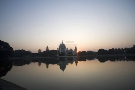 Foto de Vista nocturna de la reflexión conmemorativa de Victoria en el estanque impresionante recordatorio de Raj británico, Calcuta ahora Kolkata, Bengala Occidental, India - Imagen libre de derechos