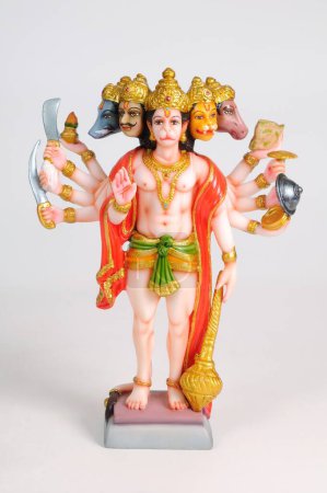 Foto de Estatua de lord hanuman con panchmukh, India - Imagen libre de derechos