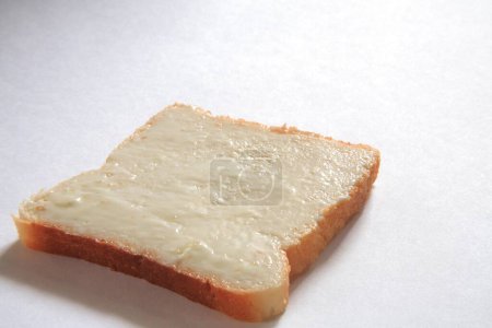 Téléchargez les photos : Petit déjeuner, tartinade de pain au fromage sur fond blanc - en image libre de droit