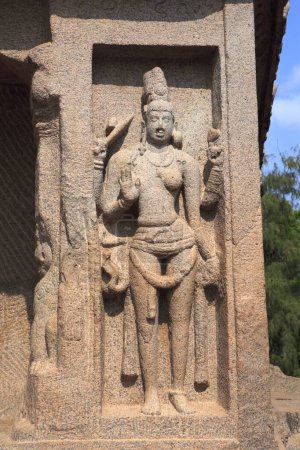 Téléchargez les photos : Statue du dieu Ardhanariswara Shiva à Dharmaraja Ratha et Pancha Rathas temples de sculpture sur roche monolithe, Mahabalipuram, district de Chengalpattu, Tamil Nadu, Inde Patrimoine mondial de l'UNESCO - en image libre de droit