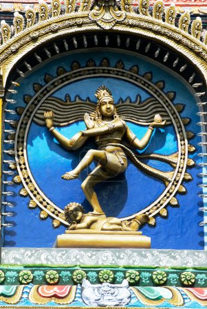 Foto de Nataraja Señor Shiva realizar danza cósmica Tandava con toros nandi estuco trabajo en la fachada de Nataraja Hall, Thanjavur palacio, Thanjavur, Tamil Nadu, India - Imagen libre de derechos