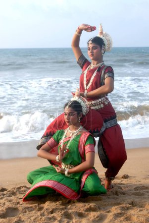 Téléchargez les photos : Danseurs exécutant la danse traditionnelle classique odissi devant la baie de la mer du Bengale, Konarak, Orissa, Inde - en image libre de droit