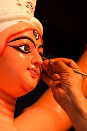 Foto de Artista dibujando los ojos de la diosa Durga, Kumartuli, Calcuta Kolkata, Bengala Occidental, India 30 _ August _ 2009 - Imagen libre de derechos