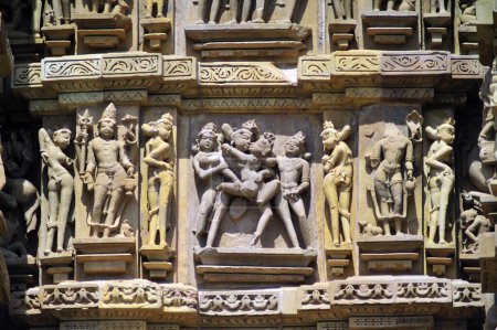 Khajuraho mithuna parejas en la pared de lakshmana templo madhya pradesh India