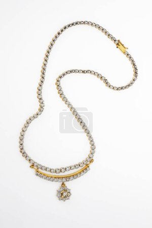 Foto de Diamante con collar de joyería de oro sobre fondo blanco - Imagen libre de derechos