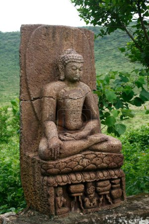 Foto de Estatua arruinada de Buda en el sitio excavado patrimonio Buda, Ratnagiri, Orissa, India - Imagen libre de derechos