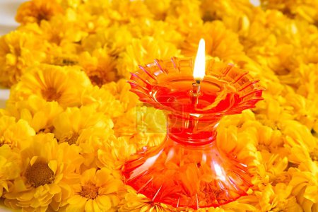 Téléchargez les photos : Hybride Zinnia Fleurs couleur orange et lampe à huile en plastique, Inde - en image libre de droit