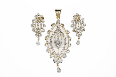 Téléchargez les photos : Diamant avec pendentif bijoux en or et oreillettes sur fond blanc - en image libre de droit